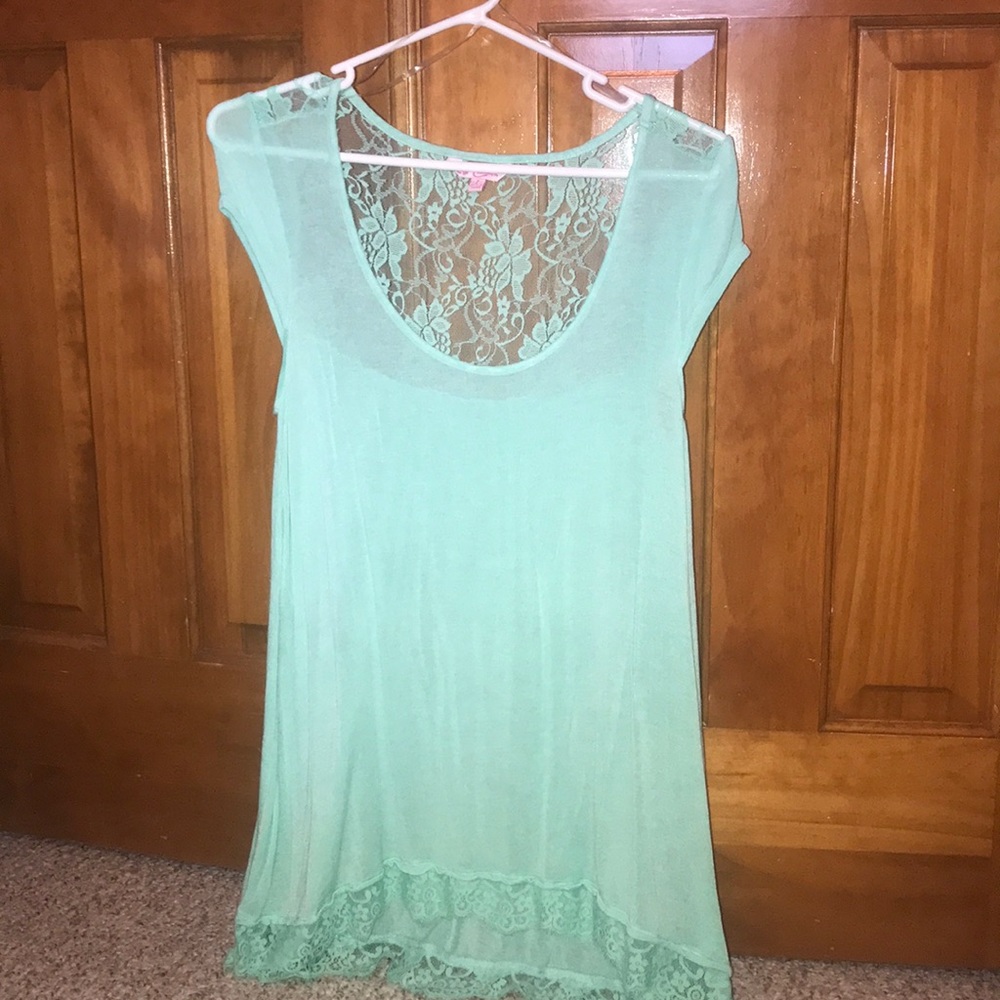 Short sleeved top